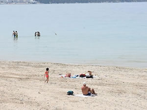 Sıcaklık 34 dereceyi gördü, plajlar hareketlendi