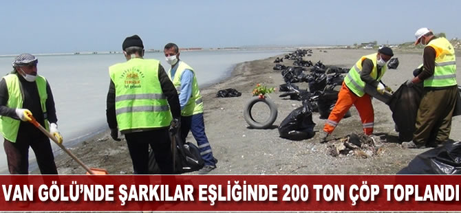 Van Gölü’nde şarkılar eşliğinde 200 ton çöp toplandı