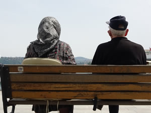 65 yaş üzeri vatandaşlar Beşiktaş sahiline akın etti