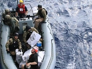 ABD Donanması destroyeri 3.500 pound'luk esrar ele geçirdi