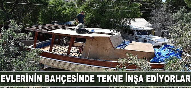 Evlerinin bahçesinde tekne inşa ediyorlar
