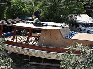 Evlerinin bahçesinde tekne inşa ediyorlar