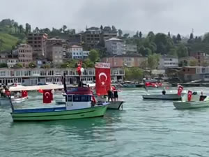 Rizeli balıkçılar bayraklarla 19 Mayıs'ı kutladı