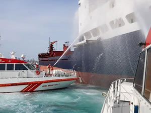 Kartal açıklarında demirli gemide yangın çıktı