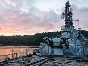 Terk edilmiş savaş gemisinin içi gizlice görüntüledi