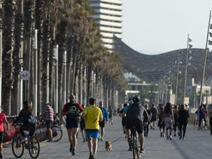 Plajlara akın eden Barselonalılar, kuralları hiçe saydı