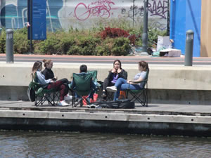 İzmir'de sahiller gençlere kaldı