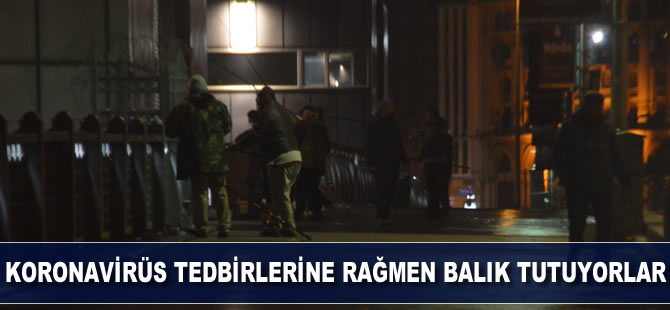 Koronavirüs tedbirlerine rağmen balık tutmaya devam ediyorlar