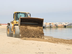 Gölcük ve Karamürsel'de plajlara kum seriliyor