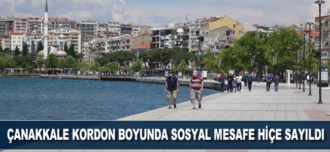Çanakkale kordon boyunda sosyal mesafe hiçe sayıldı