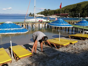 Akbük sahili konuklarını bekliyor