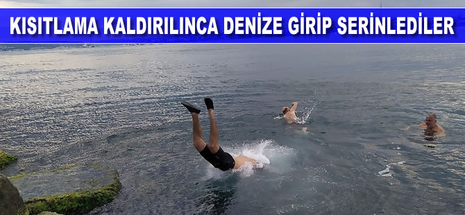 Kısıtlama kaldırılınca bir grup vatandaş denize girip serinledi