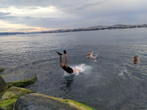 Kısıtlama kaldırılınca bir grup vatandaş denize girip serinledi