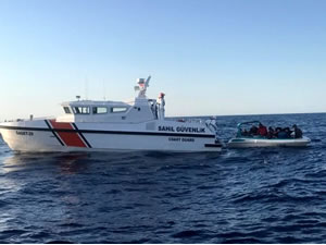 Antalya'da denizde mahsur kalan 14 sığınmacı kurtarıldı