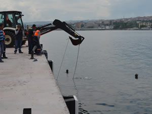 Denizden demir yığını çıktı