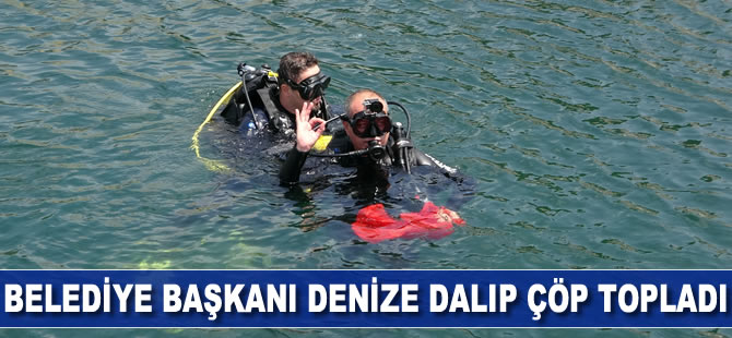 Belediye başkanı denize dalıp çöp topladı