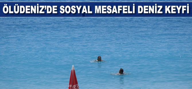 Ölüdeniz’de sosyal mesafeli deniz keyfi