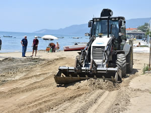 Gemlik kumsalları temizlenerek sezona hazırlanıyor