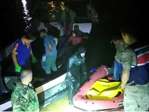 Balık adamlar cesedi böyle sudan çıkardı