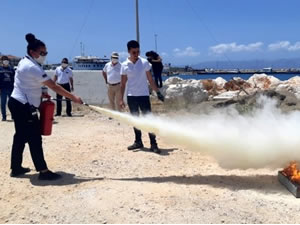 Çeşme Marina çalışanlarına yangınla mücadele edebilmek için eğitim verildi