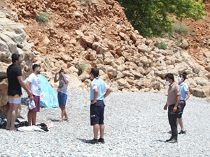 Kısıtlamayı ihlal edip denize girenler polisten kaçamadı