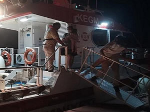 Kartal açıklarında arıza yapan teknedeki 3'ü çocuk 5 kişi kurtarıldı