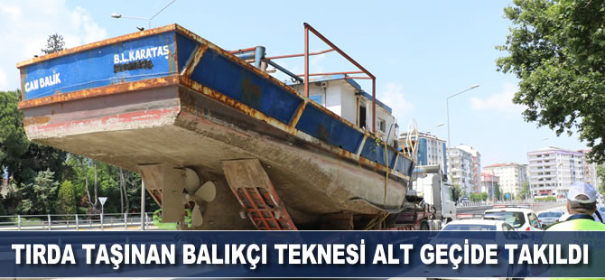 Tırda taşınan balıkçı teknesi alt geçide takıldı, trafik altüst oldu