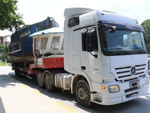 Tırda taşınan balıkçı teknesi alt geçide takıldı, trafik altüst oldu