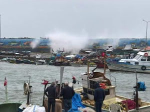 Fırtına uyarısı nedeniyle balıkçı tekneleri limana çekildi