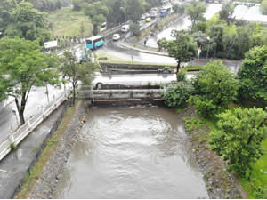 Sağanak yağış nedeniyle Küçüksu Deresinden boğaza çamur aktı