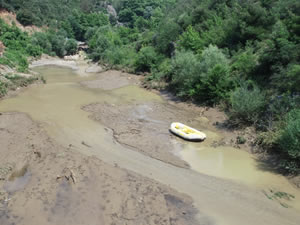 Balık adamlar selde kaybolan kızı arıyor
