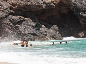 Antalya’da sosyal mesafeli, maskesiz deniz keyfi