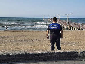 Boğulma tehlikesi geçiren çocuğu cankurtaranlar kurtardı