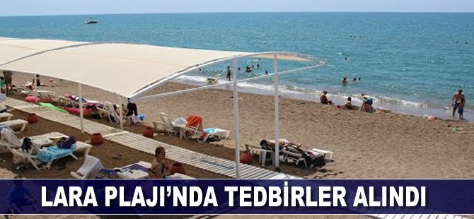 Lara Plajı’nda tedbirli deniz keyfi