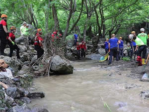 Bursa'da selde kaybolan genç kızı bulmak için dere yataklarında arama yapılıyor