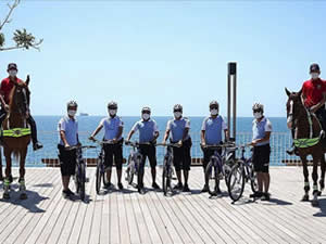 Konyaaltı Sahili'nin güvenliği atlı polis ve bisikletli martı timlerine emanet