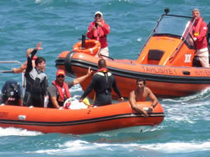 Riva Sahili'nde dehşet yaşandı, teknedeki kadın ateş yakarak kurtarılmayı bekledi