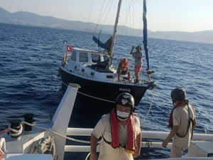 KEGM, sürüklenen teknedeki 3 kişiyi kurtardı