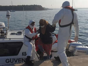 Ölüme terk edilen göçmenleri, Sahil Güvenlik botu kurtardı