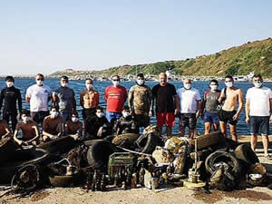 Çanakkale Boğazı'ndan 1 tonu aşkın plastik atık çıkarıldı