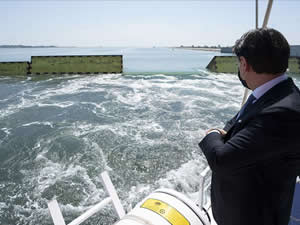 Venedik'i sular altında kalmaktan koruyacak proje ilk kez test edildi