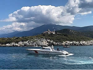 Yunan botlarının adaya bıraktığı göçmenleri Sahil Güvenlik kurtardı