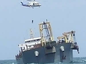 Kargo gemisi karaya oturdu, mürettebat helikopterle tahliye edildi