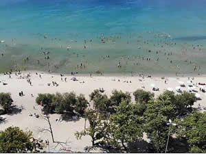 Menekşe Halk Plajı’nda hafta sonu yoğunluğu drone ile görüntülendi