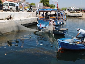 Eğirdir Gölü’nde ağlar bu defa gölü kirleten çöpler için atıldı