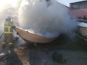 Edremit’te tekne imalathanesinde yangın çıktı