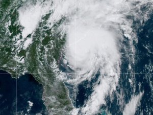 Isaias Kasırgası 135 km hızla ABD'ye ulaştı, acil durum ilan edildi!