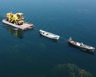 Beyşehir Gölü'nde yüzdürülerek adaya götürülen biçerdöverle hasat yapılıyor