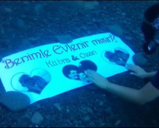 Ender Ozan Albayrak, kız arkadaşı Kübra Özkan'a su altında evlilik teklifi etti