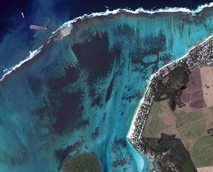 Mauritius’ta 4 bin ton petrol denize sızıyor